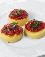 Сэндвич из поленты и томатного варенья