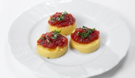 сэндвич из поленты и томатного варенья