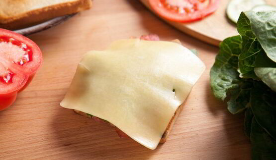 сэндвич с беконом и сыром