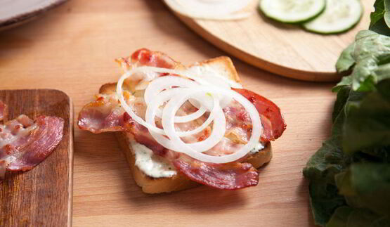 сэндвич с беконом и сыром