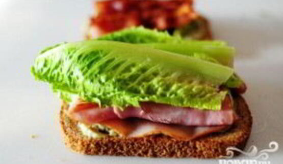 сэндвич с беконом, ветчиной и индейкой