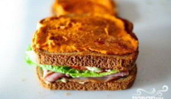 сэндвич с беконом, ветчиной и индейкой