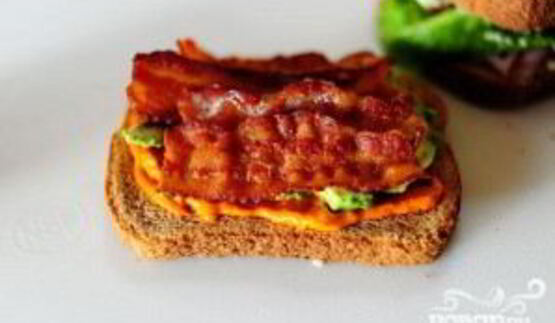 сэндвич с беконом, ветчиной и индейкой