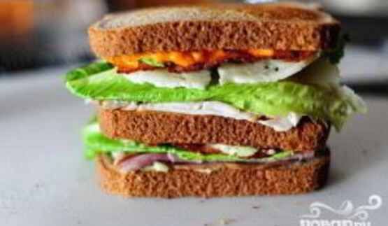 сэндвич с беконом, ветчиной и индейкой