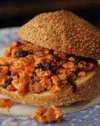 Сэндвич с индейкой, изюмом и оливками