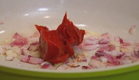 сэндвич с индейкой, изюмом и оливками