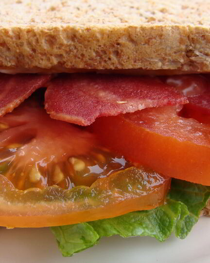 Рецепт сэндвича с индейкой, листовым салатом и помидором