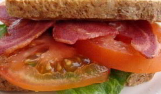 сэндвич с индейкой, листовым салатом и помидором