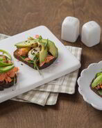 Сэндвич с копченым лососем и авокадо