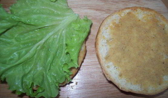 сэндвич с курицей, горчицей и перепелиным яйцом