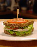 Сэндвич с отварным куриным филе и овощами