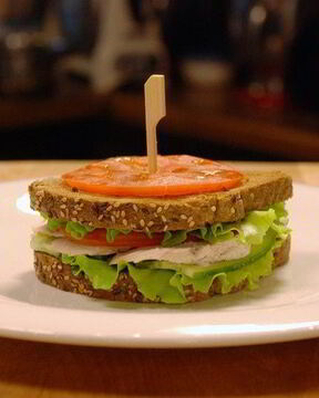 Сэндвич с отварным куриным филе и овощами