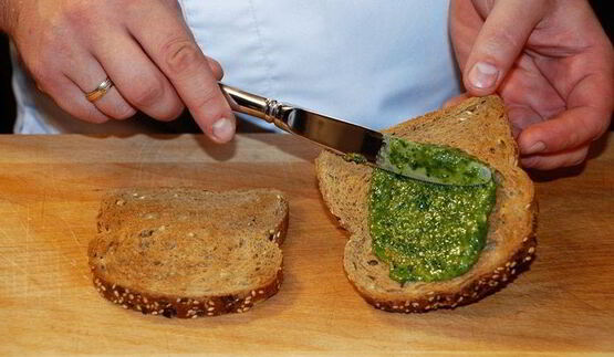 сэндвич с отварным куриным филе и овощами