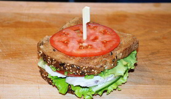 сэндвич с отварным куриным филе и овощами