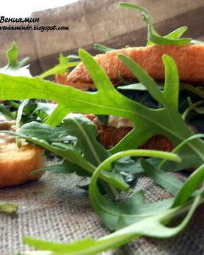 Сэндвич с тунцом, руколой и горчицей