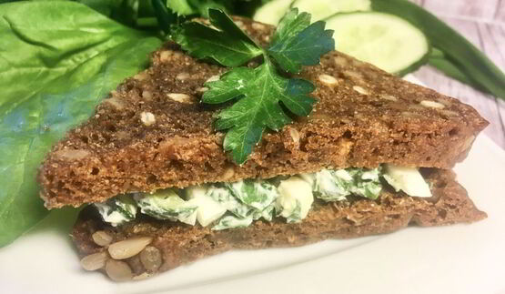 сэндвич с зеленым салатом