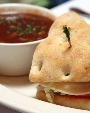 Сэндвичи из фокаччи с рукколой, моцареллой, маринованным красным луком и помидорами