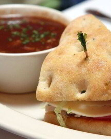 Рецепт сэндвичей из фокаччи с рукколой, моцареллой, маринованным красным луком и помидорами