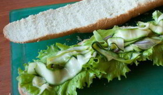 сэндвичи с курицей и маринованным цуккини