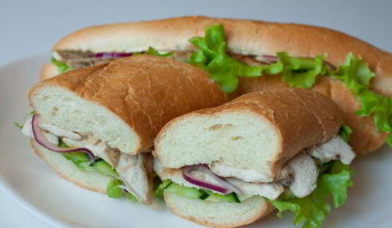 сэндвичи с курицей и маринованным цуккини