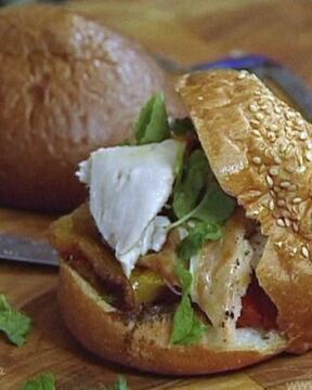 Сэндвичи с курицей, помидорами и перцем