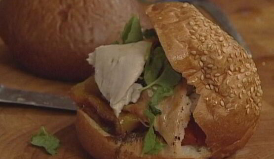 сэндвичи с курицей, помидорами и перцем