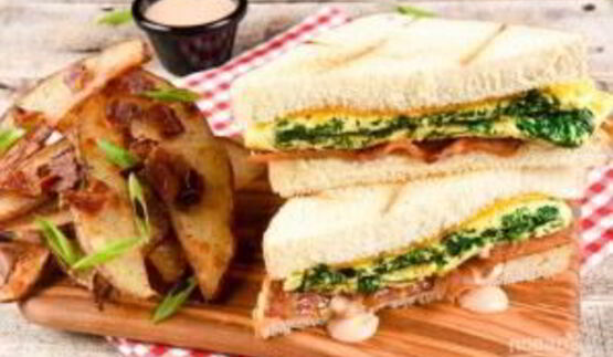 сэндвичи с яйцом и беконом