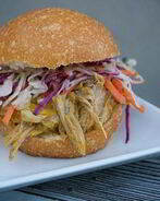 Сэндвичи со свининой, жареной в пиве с овощами