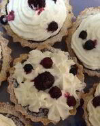 Десертные тарталетки со взбитыми сливками