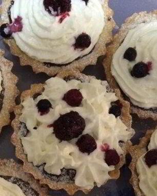 Десертные тарталетки со взбитыми сливками