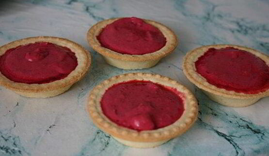 холодные пирожные из вишни в тарталетках