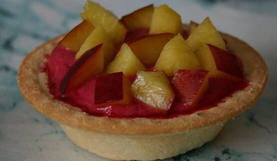 холодные пирожные из вишни в тарталетках