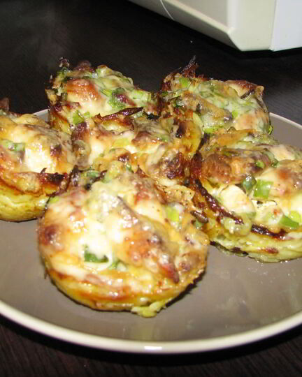 Рецепт тарталеток из картофеля с куриным филе под чесночно-сырным соусом