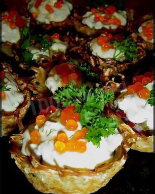 Тарталетки картофельные с селедкой и икрой