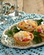 Тарталетки с ананасами и крабовыми палочками