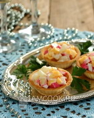 Тарталетки с ананасами и крабовыми палочками
