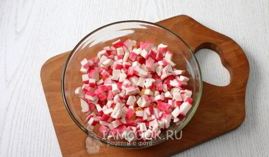 тарталетки с ананасами и крабовыми палочками