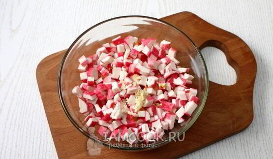 тарталетки с ананасами и крабовыми палочками