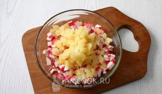 тарталетки с ананасами и крабовыми палочками