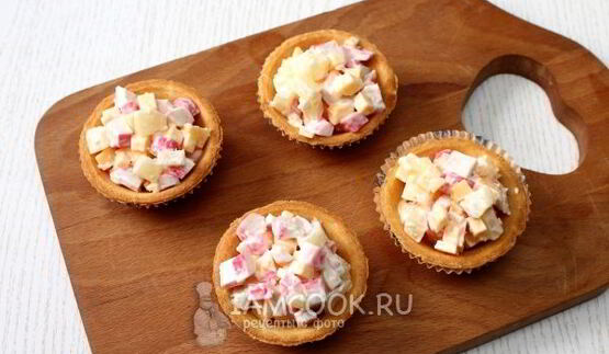 тарталетки с ананасами и крабовыми палочками