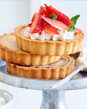 Тарталетки с клубникой и сливочным кремом