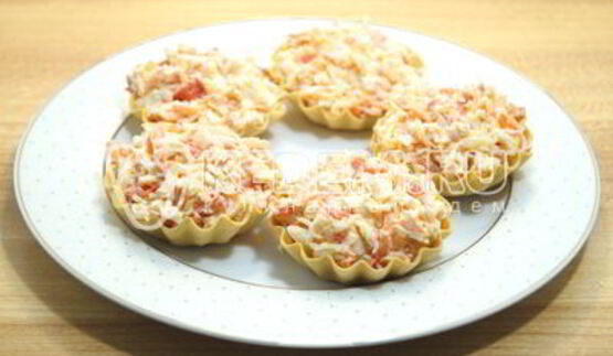 тарталетки с крабовым салатом