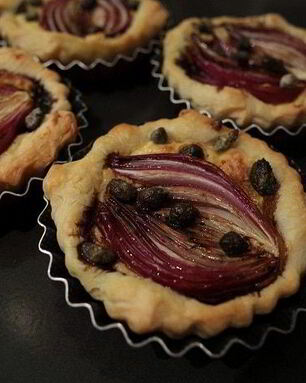 Тарталетки с красным луком и сырным соусом