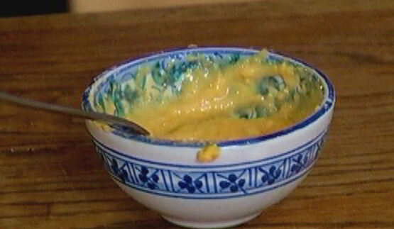 тарталетки с красным луком и сырным соусом