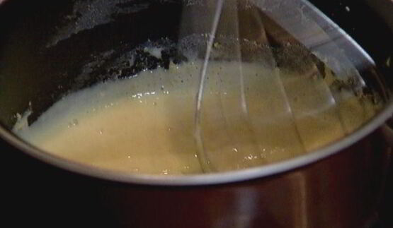 тарталетки с красным луком и сырным соусом