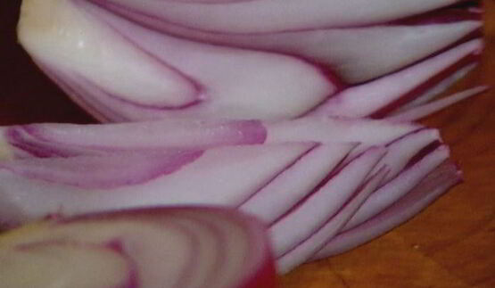 тарталетки с красным луком и сырным соусом