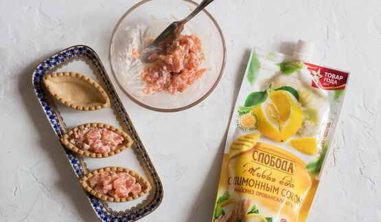 тарталетки с лососем в соусе спайси