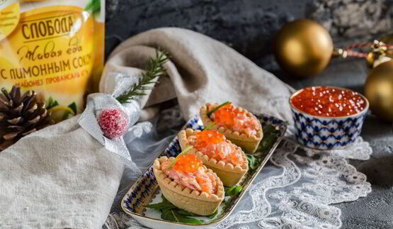 тарталетки с лососем в соусе спайси