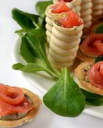 Тарталетки с семгой и сыром