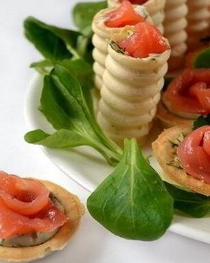 Тарталетки с семгой и сыром